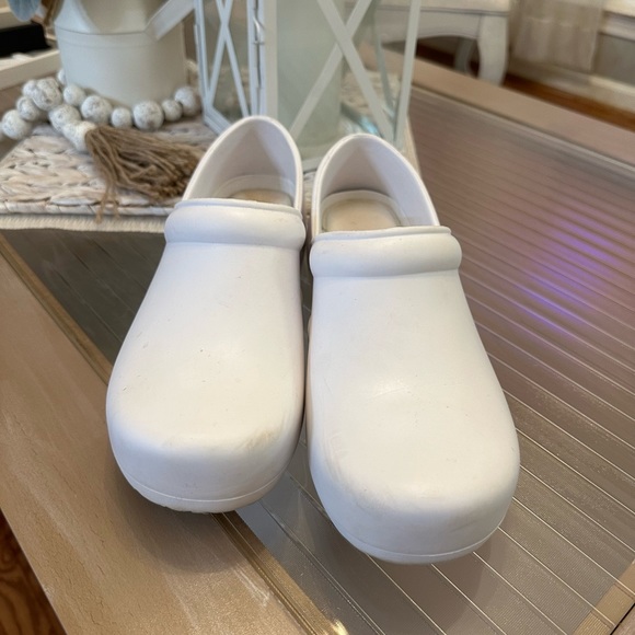 EUC Anywhere Guardian Angel Slip Resistant Clogs! - Picture 2 of 6